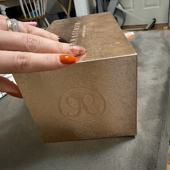 Anastasia Shimmering Gold Palette - Picture 7 of 8